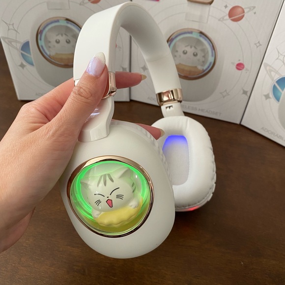 Cartoon themed headphones 🎧 Bluetooth wireless - Picture 1 of 6